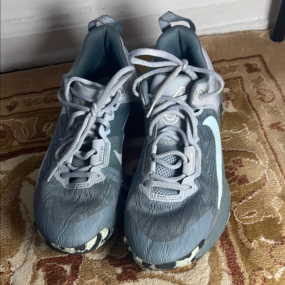 Grey Nike basketball shoes for a young hooper! size 8 US